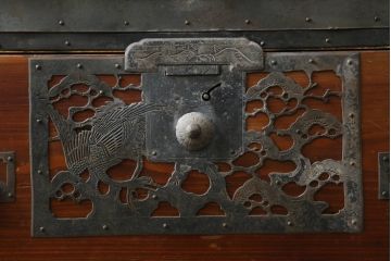 和製アンティーク　漆塗り　繊細なデザインの金具が美しい佐渡八幡箪笥ローボード(佐渡箪笥、和タンス、衣装たんす、時代箪笥、収納タンス、引き出し、ローチェスト、テレビ台、テレビボード)(R-074751)