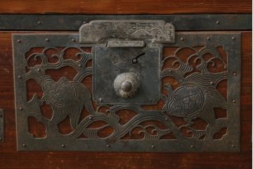 和製アンティーク　漆塗り　繊細なデザインの金具が美しい佐渡八幡箪笥ローボード(佐渡箪笥、和タンス、衣装たんす、時代箪笥、収納タンス、引き出し、ローチェスト、テレビ台、テレビボード)(R-074751)