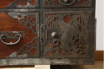 和製アンティーク　漆塗り　繊細なデザインの金具が美しい佐渡八幡箪笥ローボード(佐渡箪笥、和タンス、衣装たんす、時代箪笥、収納タンス、引き出し、ローチェスト、テレビ台、テレビボード)(R-074751)