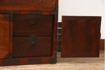 和製アンティーク　漆塗り　前面欅(ケヤキ)材　縁起物とされる「ふくら雀」の金具が可愛らしい二段重ね時代箪笥(重ね箪笥、和タンス、衣装たんす、整理箪笥、収納たんす、福良雀、引き出し)(R-074753)