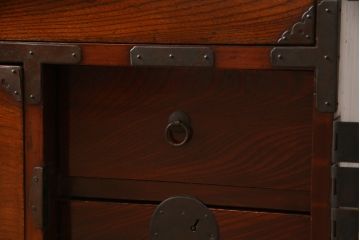 和製アンティーク　漆塗り　前面欅(ケヤキ)材　縁起物とされる「ふくら雀」の金具が可愛らしい二段重ね時代箪笥(重ね箪笥、和タンス、衣装たんす、整理箪笥、収納たんす、福良雀、引き出し)(R-074753)
