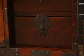 和製アンティーク　漆塗り　前面欅(ケヤキ)材　縁起物とされる「ふくら雀」の金具が可愛らしい二段重ね時代箪笥(重ね箪笥、和タンス、衣装たんす、整理箪笥、収納たんす、福良雀、引き出し)(R-074753)