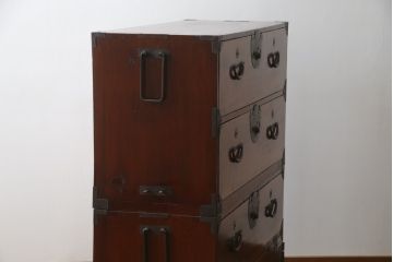 和製アンティーク　漆塗り　前面欅(ケヤキ)材　縁起物とされる「ふくら雀」の金具が可愛らしい二段重ね時代箪笥(重ね箪笥、和タンス、衣装たんす、整理箪笥、収納たんす、福良雀、引き出し)(R-074753)