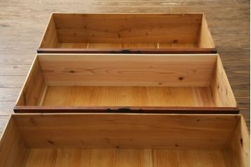 和製アンティーク　漆塗り　前面欅(ケヤキ)材　縁起物とされる「ふくら雀」の金具が可愛らしい二段重ね時代箪笥(重ね箪笥、和タンス、衣装たんす、整理箪笥、収納たんす、福良雀、引き出し)(R-074753)