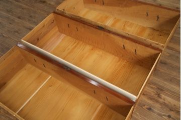 和製アンティーク　漆塗り　前面欅(ケヤキ)材　縁起物とされる「ふくら雀」の金具が可愛らしい二段重ね時代箪笥(重ね箪笥、和タンス、衣装たんす、整理箪笥、収納たんす、福良雀、引き出し)(R-074753)
