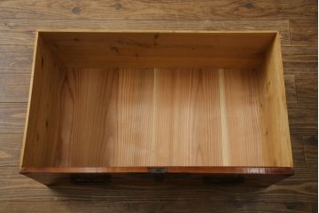 和製アンティーク　漆塗り　前面欅(ケヤキ)材　縁起物とされる「ふくら雀」の金具が可愛らしい二段重ね時代箪笥(重ね箪笥、和タンス、衣装たんす、整理箪笥、収納たんす、福良雀、引き出し)(R-074753)