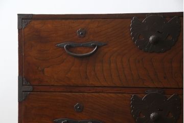 和製アンティーク　漆塗り　前面欅(ケヤキ)材　縁起物とされる「ふくら雀」の金具が可愛らしい二段重ね時代箪笥(重ね箪笥、和タンス、衣装たんす、整理箪笥、収納たんす、福良雀、引き出し)(R-074753)