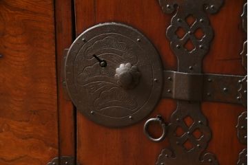 和製アンティーク　漆塗り　前面欅(ケヤキ)材　縁起物とされる「ふくら雀」の金具が可愛らしい二段重ね時代箪笥(重ね箪笥、和タンス、衣装たんす、整理箪笥、収納たんす、福良雀、引き出し)(R-074753)