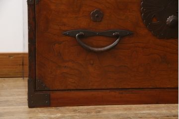 和製アンティーク　漆塗り　前面欅(ケヤキ)材　縁起物とされる「ふくら雀」の金具が可愛らしい二段重ね時代箪笥(重ね箪笥、和タンス、衣装たんす、整理箪笥、収納たんす、福良雀、引き出し)(R-074753)