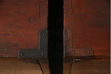 和製アンティーク　漆塗り　前面欅(ケヤキ)材　縁起物とされる「ふくら雀」の金具が可愛らしい二段重ね時代箪笥(重ね箪笥、和タンス、衣装たんす、整理箪笥、収納たんす、福良雀、引き出し)(R-074753)