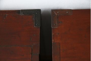 和製アンティーク　漆塗り　前面欅(ケヤキ)材　縁起物とされる「ふくら雀」の金具が可愛らしい二段重ね時代箪笥(重ね箪笥、和タンス、衣装たんす、整理箪笥、収納たんす、福良雀、引き出し)(R-074753)