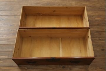 和製アンティーク　漆塗り　前面欅(ケヤキ)材　縁起物とされる「ふくら雀」の金具が可愛らしい時代箪笥ローボード(和タンス、衣装箪笥、収納たんす、福良雀、引き出し、ローチェスト、テレビ台、テレビボード)(R-074754)