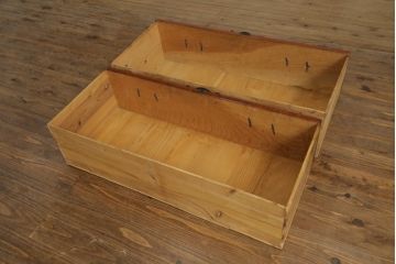 和製アンティーク　漆塗り　前面欅(ケヤキ)材　縁起物とされる「ふくら雀」の金具が可愛らしい時代箪笥ローボード(和タンス、衣装箪笥、収納たんす、福良雀、引き出し、ローチェスト、テレビ台、テレビボード)(R-074754)