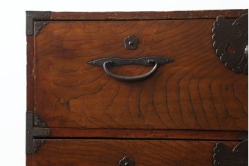 和製アンティーク　漆塗り　前面欅(ケヤキ)材　縁起物とされる「ふくら雀」の金具が可愛らしい時代箪笥ローボード(和タンス、衣装箪笥、収納たんす、福良雀、引き出し、ローチェスト、テレビ台、テレビボード)(R-074754)