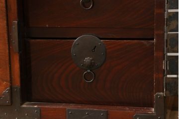 和製アンティーク　漆塗り　前面欅(ケヤキ)材　縁起物とされる「ふくら雀」の金具が可愛らしい時代箪笥ローボード(和タンス、収納たんす、福良雀、引き出し、ローチェスト、テレビ台、テレビボード)(R-074755)