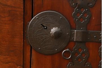 和製アンティーク　漆塗り　前面欅(ケヤキ)材　縁起物とされる「ふくら雀」の金具が可愛らしい時代箪笥ローボード(和タンス、収納たんす、福良雀、引き出し、ローチェスト、テレビ台、テレビボード)(R-074755)