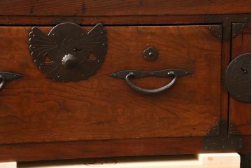 和製アンティーク　漆塗り　前面欅(ケヤキ)材　縁起物とされる「ふくら雀」の金具が可愛らしい時代箪笥ローボード(和タンス、収納たんす、福良雀、引き出し、ローチェスト、テレビ台、テレビボード)(R-074755)