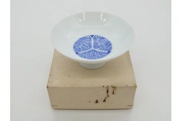 深川製　皇室　御下賜品　菊御紋　金彩　染付　盃7客セット(杯、酒器、和食器、鳳凰、箱付き)(R-074799)