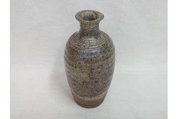 陶芸家　加守田章二作　灰釉　堂々とした佇まいが魅力的な花瓶(花入、花器、花生、共箱付き)(R-074811)