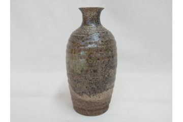 陶芸家　加守田章二作　灰釉　堂々とした佇まいが魅力的な花瓶(花入、花器、花生、共箱付き)(R-074811)