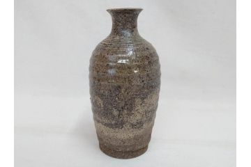 陶芸家　加守田章二作　灰釉　堂々とした佇まいが魅力的な花瓶(花入、花器、花生、共箱付き)(R-074811)