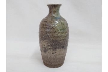 陶芸家　加守田章二作　灰釉　堂々とした佇まいが魅力的な花瓶(花入、花器、花生、共箱付き)(R-074811)