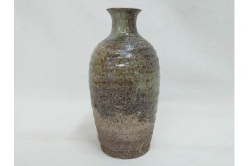 陶芸家　加守田章二作　灰釉　堂々とした佇まいが魅力的な花瓶(花入、花器、花生、共箱付き)(R-074811)