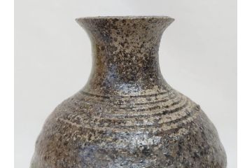 陶芸家　加守田章二作　灰釉　堂々とした佇まいが魅力的な花瓶(花入、花器、花生、共箱付き)(R-074811)
