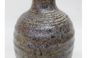 陶芸家　加守田章二作　灰釉　堂々とした佇まいが魅力的な花瓶(花入、花器、花生、共箱付き)(R-074811)