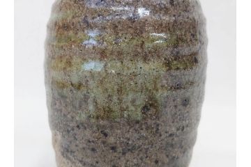 陶芸家　加守田章二作　灰釉　堂々とした佇まいが魅力的な花瓶(花入、花器、花生、共箱付き)(R-074811)