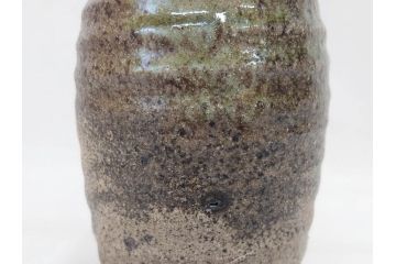 陶芸家　加守田章二作　灰釉　堂々とした佇まいが魅力的な花瓶(花入、花器、花生、共箱付き)(R-074811)