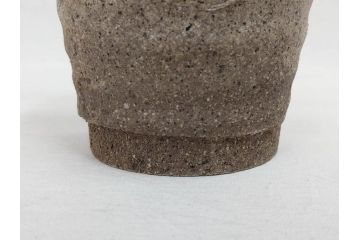 陶芸家　加守田章二作　灰釉　堂々とした佇まいが魅力的な花瓶(花入、花器、花生、共箱付き)(R-074811)
