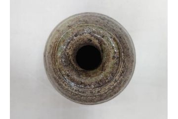 陶芸家　加守田章二作　灰釉　堂々とした佇まいが魅力的な花瓶(花入、花器、花生、共箱付き)(R-074811)