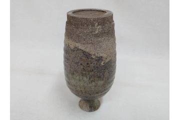 陶芸家　加守田章二作　灰釉　堂々とした佇まいが魅力的な花瓶(花入、花器、花生、共箱付き)(R-074811)