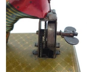ジャンク品　戦前　ブリキのおもちゃ　鶏にエサをあげる少年　東洋堂　日本製(ゼンマイ式玩具、にわとり、ニワトリ、鳥、当時物)(R-074812)
