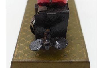 ジャンク品　戦前　ブリキのおもちゃ　鶏にエサをあげる少年　東洋堂　日本製(ゼンマイ式玩具、にわとり、ニワトリ、鳥、当時物)(R-074812)