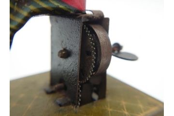 ジャンク品　戦前　ブリキのおもちゃ　鶏にエサをあげる少年　東洋堂　日本製(ゼンマイ式玩具、にわとり、ニワトリ、鳥、当時物)(R-074812)