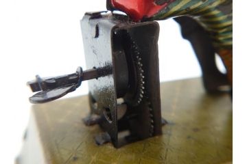 ジャンク品　戦前　ブリキのおもちゃ　鶏にエサをあげる少年　東洋堂　日本製(ゼンマイ式玩具、にわとり、ニワトリ、鳥、当時物)(R-074812)