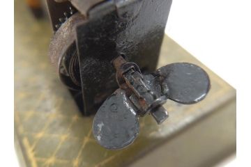 ジャンク品　戦前　ブリキのおもちゃ　鶏にエサをあげる少年　東洋堂　日本製(ゼンマイ式玩具、にわとり、ニワトリ、鳥、当時物)(R-074812)