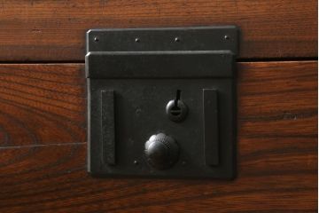 和製アンティーク　総欅(ケヤキ)材　漆塗り　時代を感じる渋い佇まいが印象的な越後帳場箪笥(銭戸棚、船箪笥、舟箪笥、小物収納)(R-074840)
