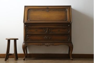 中古　美品!!　ドイツ　高級家具メーカー　ウォーリングス(WARRINGS)社　マホガニー材　猫脚　クラシックな佇まいと可憐なレリーフ彫刻が魅力的なライティングビューロー(簿記机、ワークデスク、机、引き出し、在宅用、在宅ワーク用)(R-074841)