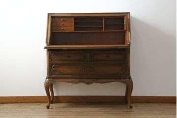 中古　美品!!　ドイツ　高級家具メーカー　ウォーリングス(WARRINGS)社　マホガニー材　猫脚　クラシックな佇まいと可憐なレリーフ彫刻が魅力的なライティングビューロー(簿記机、ワークデスク、机、引き出し、在宅用、在宅ワーク用)(R-074841)