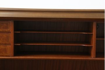 中古　美品!!　ドイツ　高級家具メーカー　ウォーリングス(WARRINGS)社　マホガニー材　猫脚　クラシックな佇まいと可憐なレリーフ彫刻が魅力的なライティングビューロー(簿記机、ワークデスク、机、引き出し、在宅用、在宅ワーク用)(R-074841)