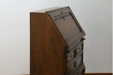 中古　美品!!　ドイツ　高級家具メーカー　ウォーリングス(WARRINGS)社　マホガニー材　猫脚　クラシックな佇まいと可憐なレリーフ彫刻が魅力的なライティングビューロー(簿記机、ワークデスク、机、引き出し、在宅用、在宅ワーク用)(R-074841)