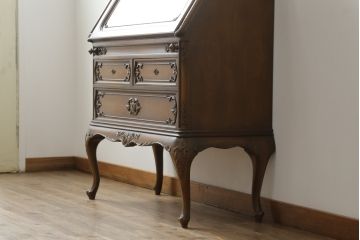 中古　美品!!　ドイツ　高級家具メーカー　ウォーリングス(WARRINGS)社　マホガニー材　猫脚　クラシックな佇まいと可憐なレリーフ彫刻が魅力的なライティングビューロー(簿記机、ワークデスク、机、引き出し、在宅用、在宅ワーク用)(R-074841)