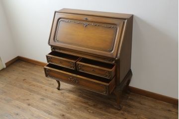 中古　美品!!　ドイツ　高級家具メーカー　ウォーリングス(WARRINGS)社　マホガニー材　猫脚　クラシックな佇まいと可憐なレリーフ彫刻が魅力的なライティングビューロー(簿記机、ワークデスク、机、引き出し、在宅用、在宅ワーク用)(R-074841)