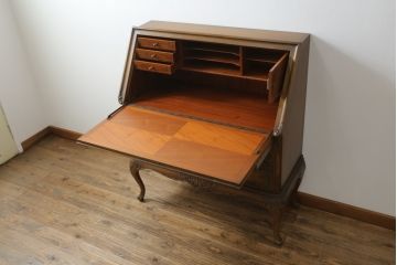中古　美品!!　ドイツ　高級家具メーカー　ウォーリングス(WARRINGS)社　マホガニー材　猫脚　クラシックな佇まいと可憐なレリーフ彫刻が魅力的なライティングビューロー(簿記机、ワークデスク、机、引き出し、在宅用、在宅ワーク用)(R-074841)
