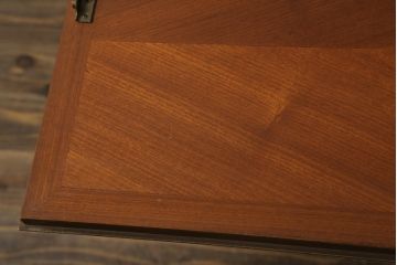 中古　美品!!　ドイツ　高級家具メーカー　ウォーリングス(WARRINGS)社　マホガニー材　猫脚　クラシックな佇まいと可憐なレリーフ彫刻が魅力的なライティングビューロー(簿記机、ワークデスク、机、引き出し、在宅用、在宅ワーク用)(R-074841)