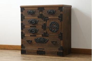 中古　高級品　国産工芸家具　躍動感ある龍の金具が魅力的なからくり付き総桐民芸箪笥(総桐箪笥、総桐たんす、和箪笥、収納タンス、整理タンス、引き出し)(R-074842)