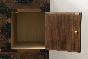 中古　高級品　国産工芸家具　躍動感ある龍の金具が魅力的なからくり付き総桐民芸箪笥(総桐箪笥、総桐たんす、和箪笥、収納タンス、整理タンス、引き出し)(R-074842)